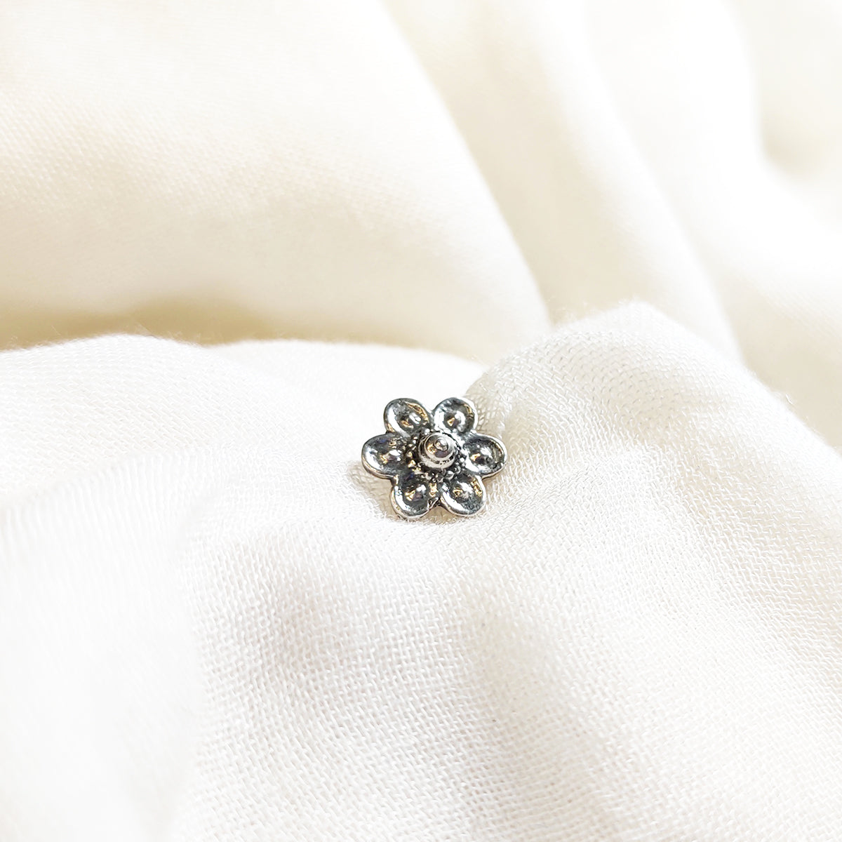 Sun tolerant flower silver nose pin - Clip on