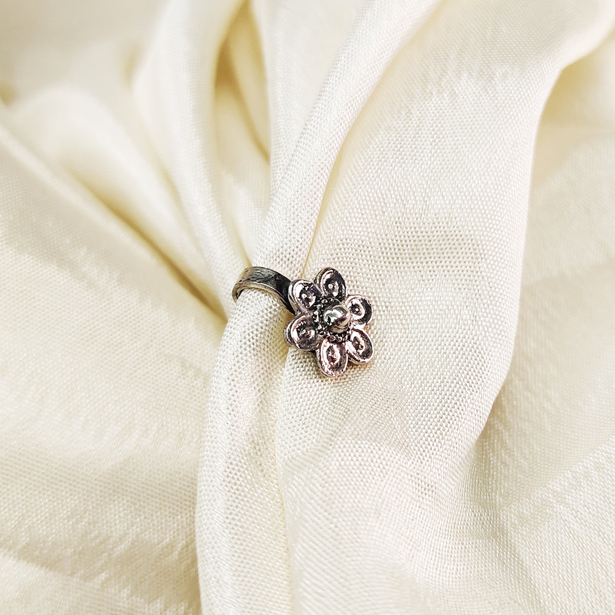 Sun tolerant flower silver nose pin - Clip on