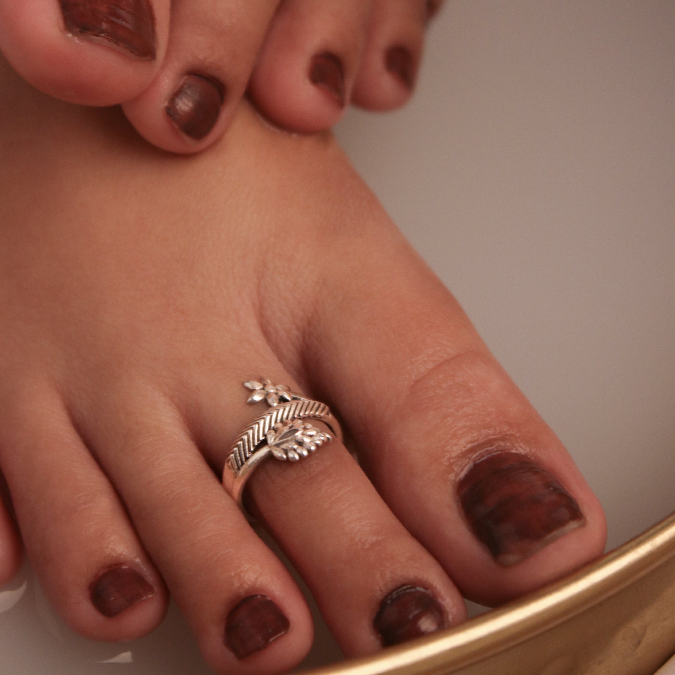 Juhi silver toe rings by Moha