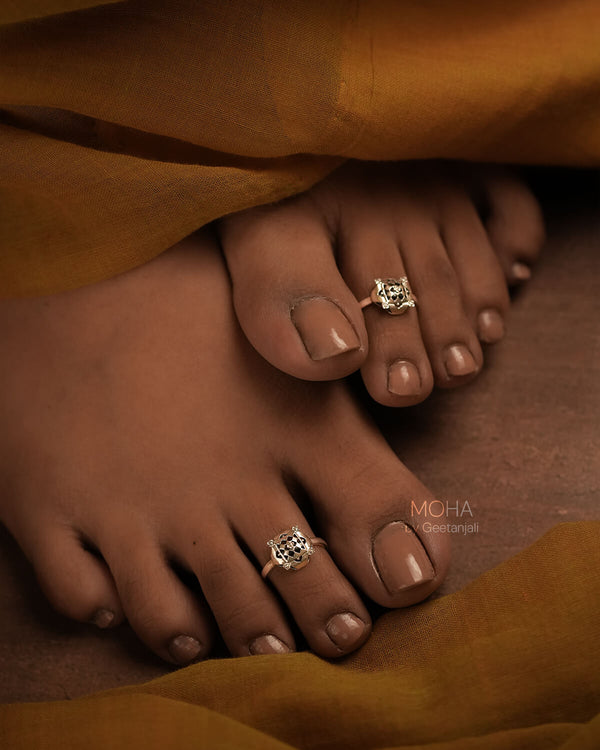 Chak Silver Toe Ring by MOHA