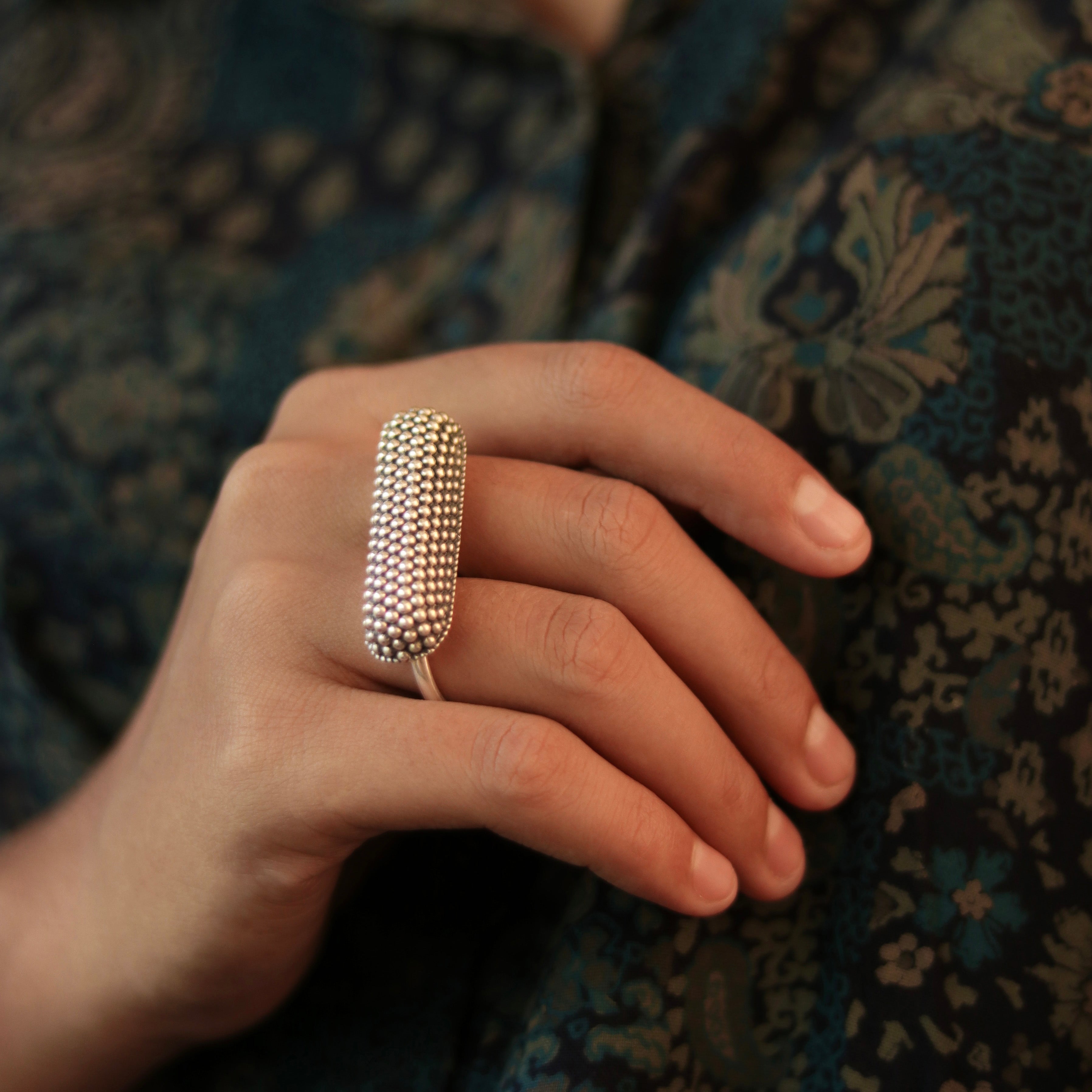 granules in joint finger silver ring