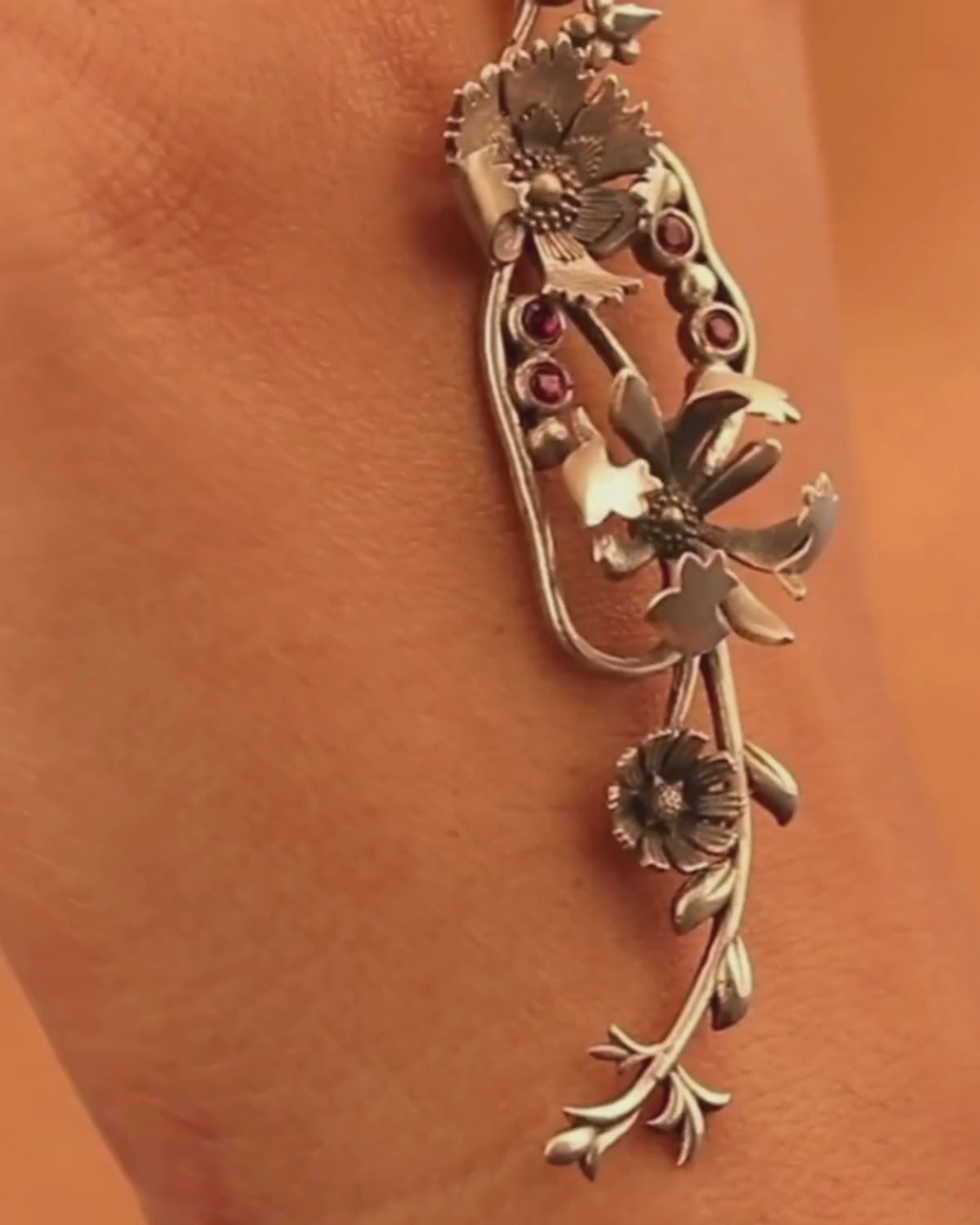 William Morris - Compton Vertical Silver Pendant With Chain By Moha